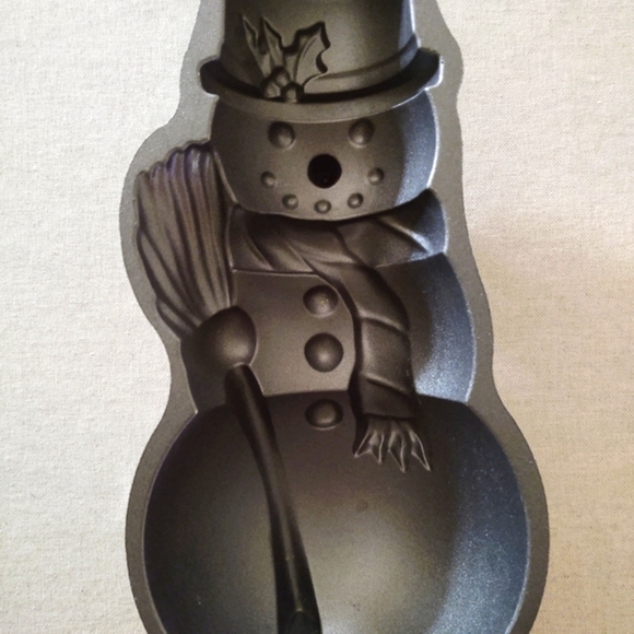NordicWare ⛄Snowman-Shaped Baking Pan - Picture 3 of 6
